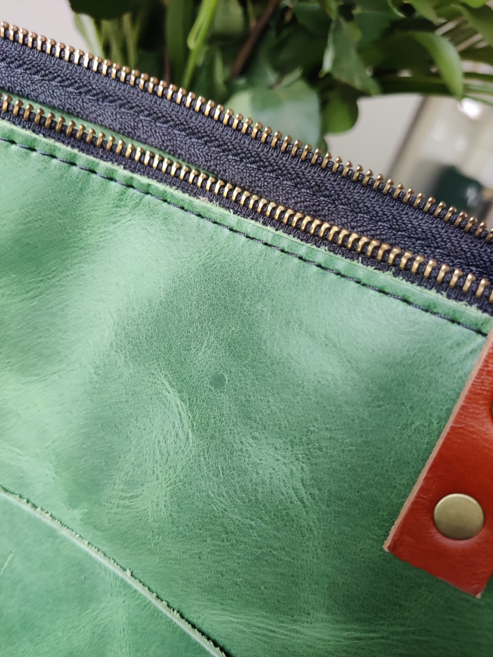 Portland Leather Medium Zipper Tote 🤠🌿 - Picture 10 of 16